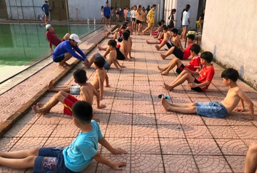 Hơn 1 000 học sinh Phong Điền được phổ cập bơi miễn phí