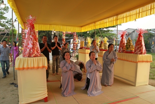 Nhiều người dân đến dâng hương tại Lễ tế Xã Tắc