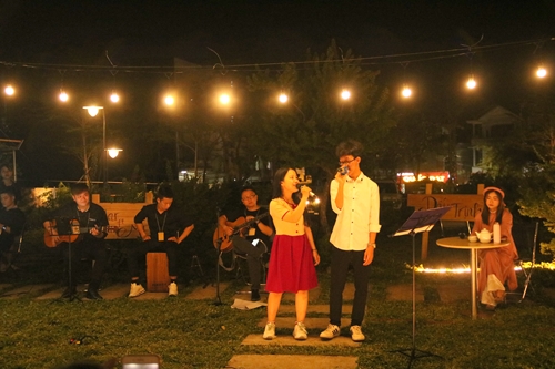 Sinh viên hòa mình vào đêm nhạc “Dấu Trịnh”