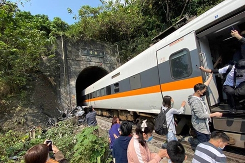 Ít nhất 36 người thiệt mạng trong thảm kịch đường sắt ở Đài Loan