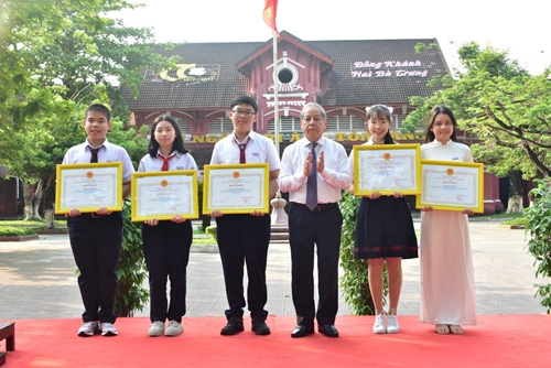 Awarding cerificates of merit to 5 students winning national science and technology prizes