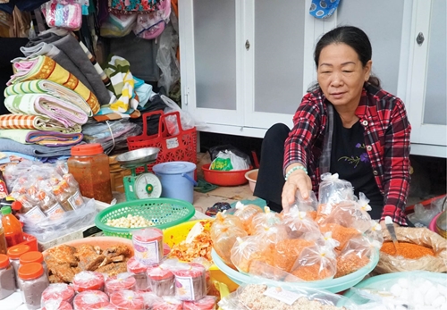 The market of those who speak Hue accent in Saigon