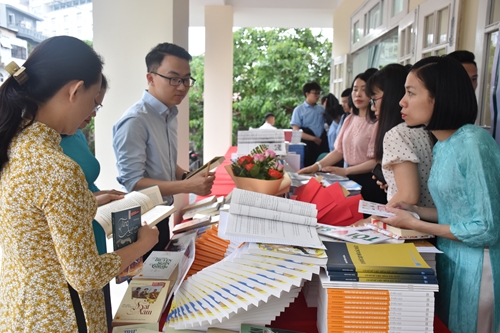 Trưng bày sách “Chủ tịch Hồ Chí Minh với sự nghiệp giáo dục”