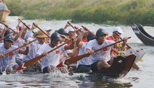 Watching boat racing held for the first time on Nhu Y River