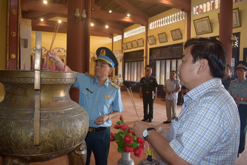 Đoàn cán bộ Quân chủng Phòng không không quân viếng đền thờ liệt sĩ huyện Phong Điền