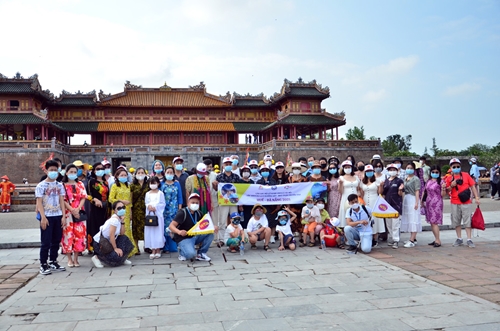The first time to welcome visitors to Hue on the “charter” train