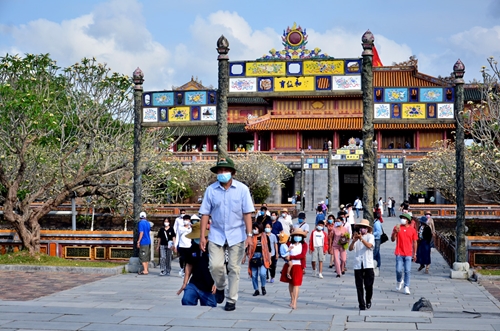 Hue tourism attracts visitors during April 30th - May 1st holiday