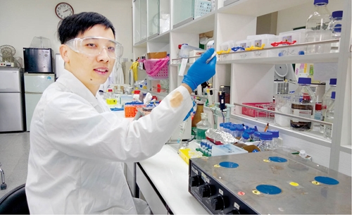 TS Phạm Yên Khang  nghiên cứu liệu pháp ung thư không xâm lấn