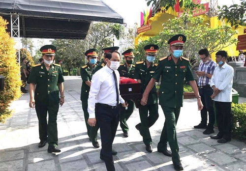 An táng 14 liệt sĩ quân tình nguyện và chuyên gia Việt Nam hy sinh tại Lào