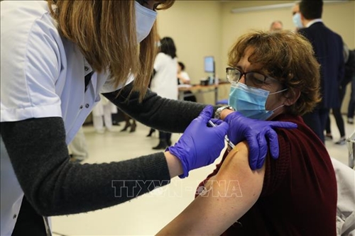 COVID-19 Pháp đạt mốc 20 triệu lượt tiêm mũi vaccine đầu tiên