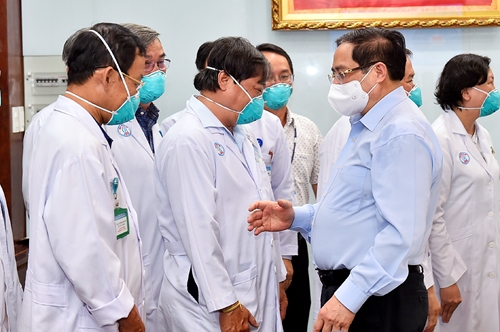 Thủ tướng Phạm Minh Chính gửi thư khen những chiến sĩ áo trắng ở tuyến đầu chống dịch