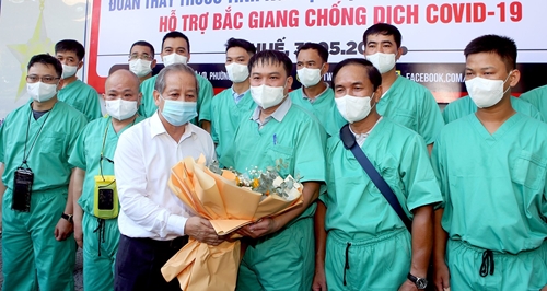 Đoàn công tác Bệnh viện Trung ương Huế lên đường hỗ trợ Bắc Giang