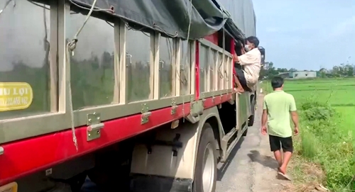 8 người từ Nam Định trốn trong thùng xe, “né” chốt kiểm soát y tế