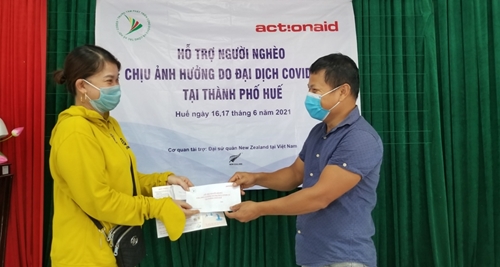 ActionAid Việt Nam trao 205 suất quà hỗ trợ người bị ảnh hưởng đại dịch