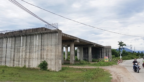 “Sốt ruột” với cầu vượt đường sắt Phong Điền