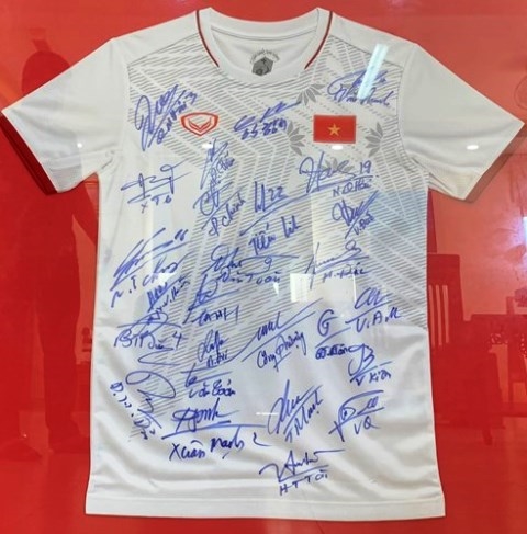 Đấu giá áo có chữ ký các cầu thủ đội tuyển Việt Nam để ủng hộ quỹ vắc xin