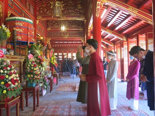 Incense offering ceremony for the death anniversaries of the Nguyen Emperors