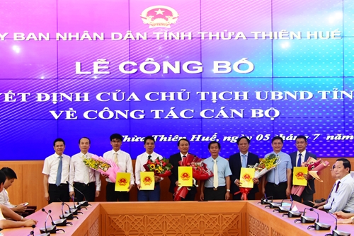 Chủ tịch UBND tỉnh Nguyễn Văn Phương trao quyết định bổ nhiệm lãnh đạo 3 sở