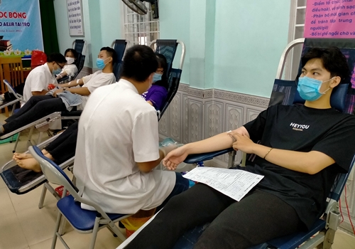 Hàng trăm sinh viên tình nguyện bổ sung nguồn máu trong mùa dịch