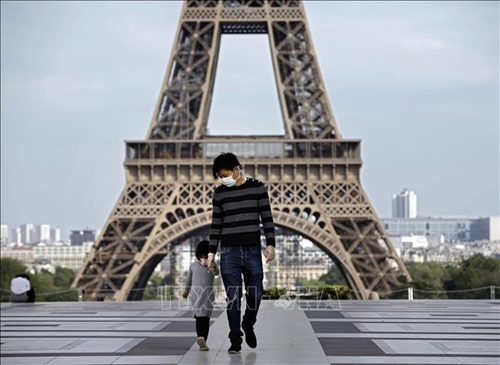 Tháp Eiffel mở cửa trở lại sau thời gian đóng cửa dài kỷ lục