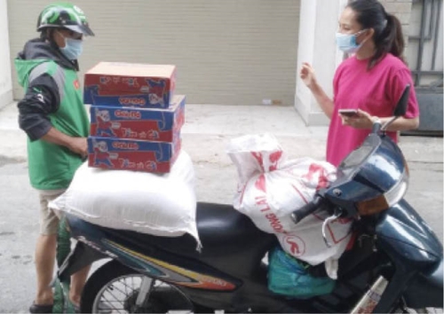 Những suất quà là thực phẩm thiết yếu đã đến tay bà con ở TP Hồ Chí Minh
