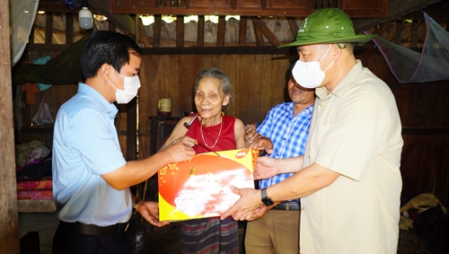 Trung tướng Trần Việt Khoa thăm các gia đình chính sách ở A Lưới