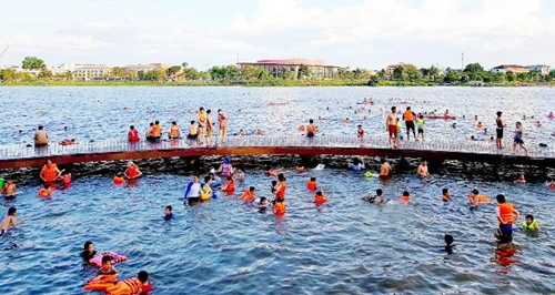 Cần đảm bảo an toàn khi tắm trên sông Hương