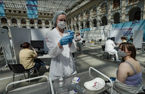 Reuters Châu Âu trở thành khu vực đầu tiên vượt mốc 50 triệu ca nhiễm COVID-19