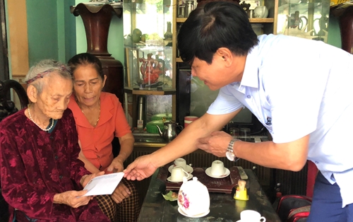 Thăm, tặng quà Bà mẹ Việt Nam anh hùng, gia đình có công trên địa bàn thị xã Hương Thủy