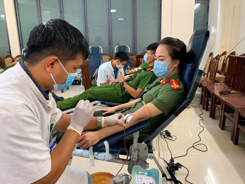 200 cán bộ, chiến sĩ trẻ tham gia hiến máu tình nguyện