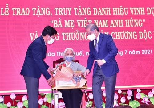 Thêm 11 mẹ được trao tặng, truy tặng danh hiệu Bà mẹ Việt Nam Anh hùng