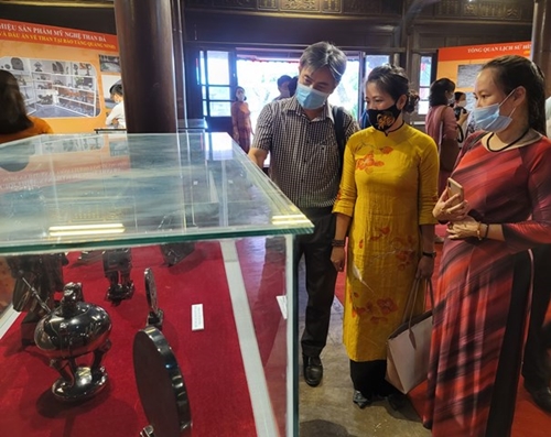 Displaying coal handicraft products