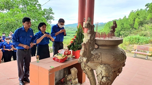 Dâng hoa, dâng hương tại Bia tưởng niệm dốc Ba Trục