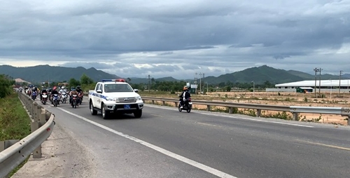 CSGT tiếp tục dẫn đoàn người về quê tránh dịch đi qua địa bàn Thừa Thiên Huế