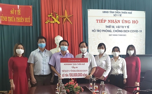 Agribank Thừa Thiên Huế trao 500 bộ kit test nhanh COVID-19