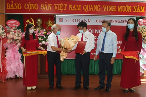 Trao quyết định bổ nhiệm giám đốc Agribank chi nhánh Thừa Thiên Huế