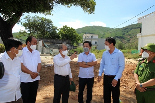 Phó Bí thư Thường trực Tỉnh ủy Phan Ngọc Thọ động viên các chốt kiểm soát y tế huyện Phú Lộc