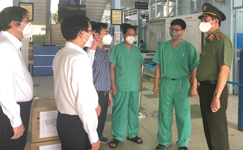 Thiếu tướng Lê Hồng Nam thăm Đoàn thầy thuốc tình nguyện Bệnh viện Trung ương Huế