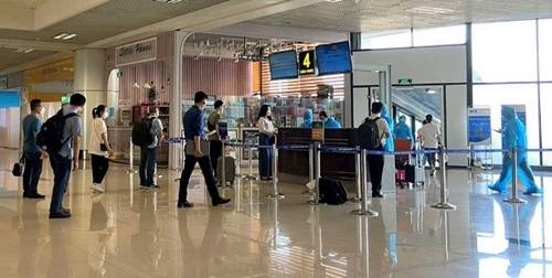 Chuyến bay “tốc hành” đưa đoàn công tác của Bệnh viện Bạch Mai đến TP Hồ Chí Minh