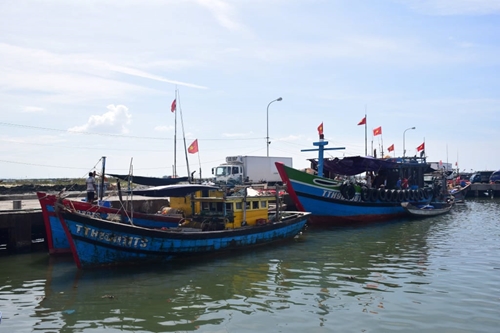 Phú Vang cần tập trung phát triển mạnh kinh tế biển và đầm phá