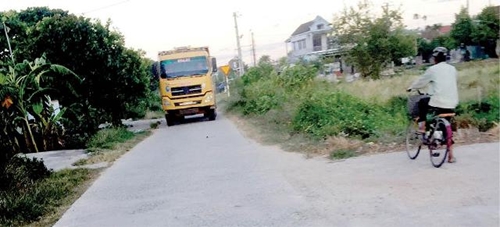 Chấn chỉnh tình trạng xe quá tải chạy trên thôn Hạ Lang