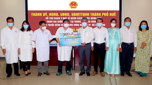 Trao 100 triệu đồng hỗ trợ các y, bác sỹ Trung tâm hồi sức COVID-19 Trung ương Huế tại TP Hồ Chí Minh