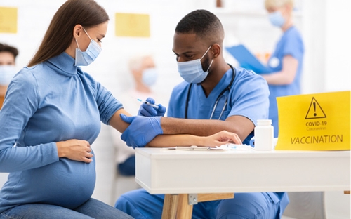 CDC Mỹ chính thức khuyến nghị phụ nữ mang thai nên tiêm vaccine ngừa COVID-19