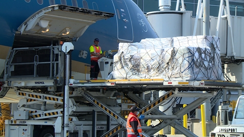 Vietnam Airlines đưa hơn 6 tấn hàng y tế của kiều bào tại Hoa Kỳ về nước