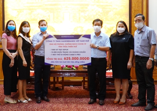 Công ty TNHH Hanesbrands Việt Nam Huế hỗ trợ trang thiết bị y tế chống dịch trị giá 625 triệu đồng