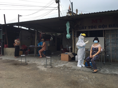 Hương Phong xét nghiệm tiểu thương và khách hàng đến chợ Thanh Phước