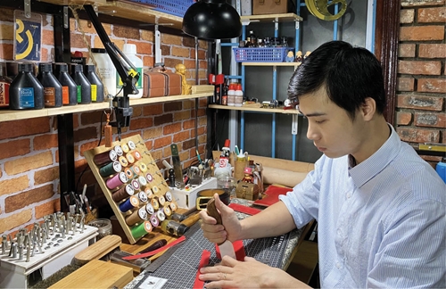 Hoàng Anh Tuấn  niềm đam mê với đồ da handmade