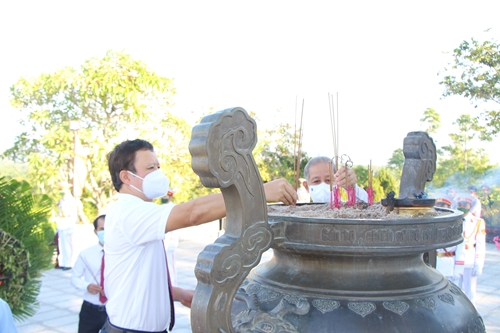 Lãnh đạo tỉnh, TP Huế dâng hương, đặt vòng hoa tại Nghĩa trang Liệt sĩ thành phố