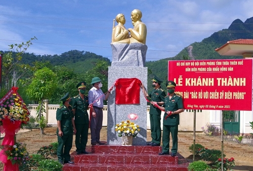 Khánh thành tượng đài “Bác Hồ với chiến sĩ Biên phòng” tại Đồn Biên phòng cửa khẩu Hồng Vân