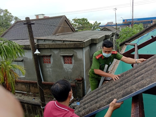 Công an Phong Điền lợp lại mái nhà cho dân